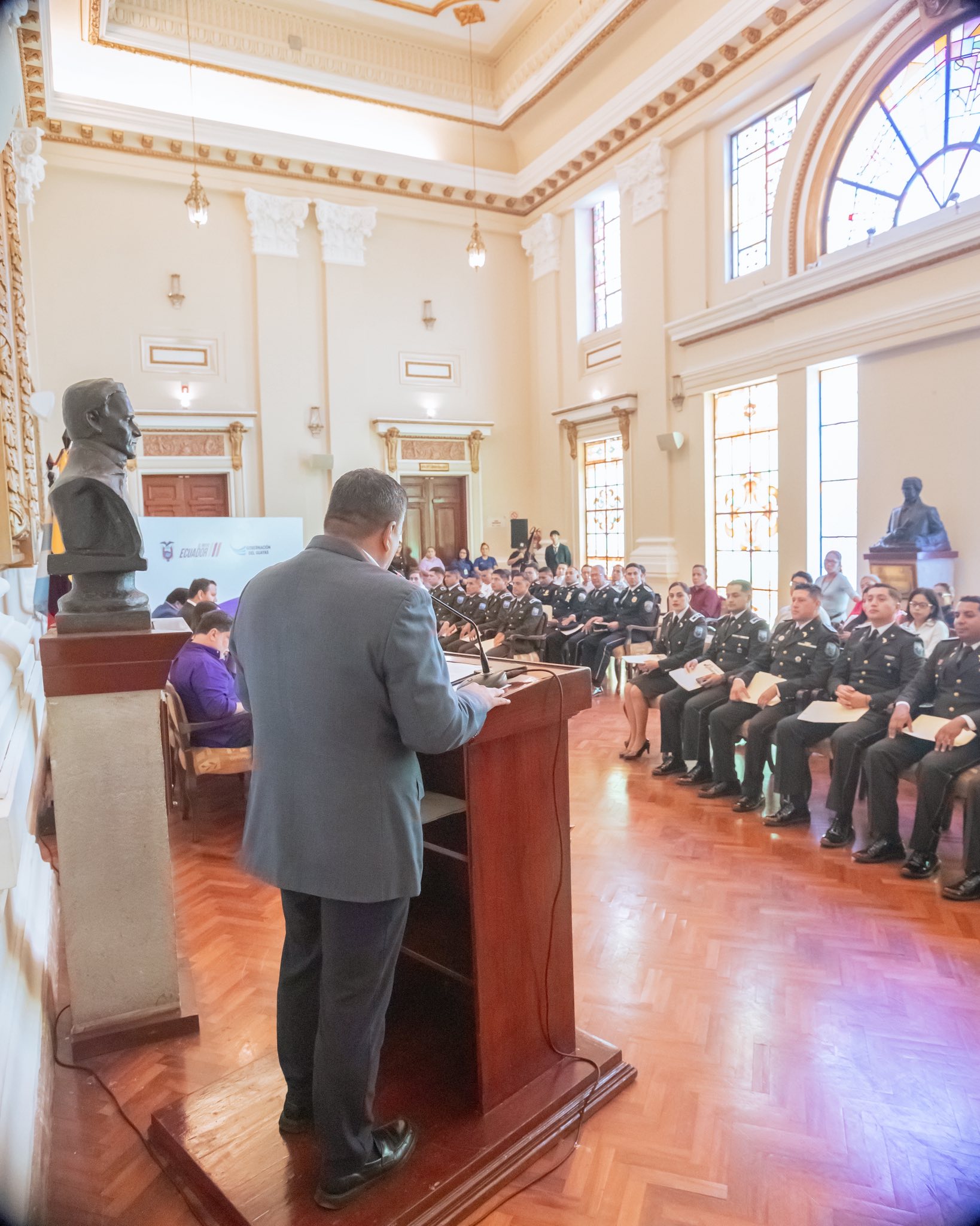 Guayas reconoce a sus héroes: Gobernación condecora a efectivos por su labor en seguridad ciudadana